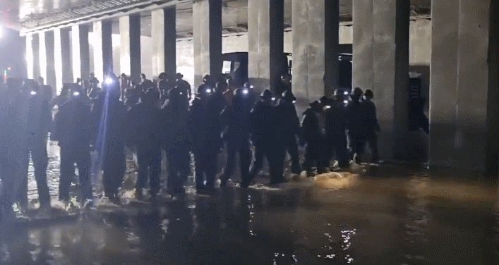 17일 새벽 충북 청주시 흥덕구 오송읍 궁평2지하차도에서 특전사 요원들이 수색 작전을 벌이고 있다. /영상 제공=육군