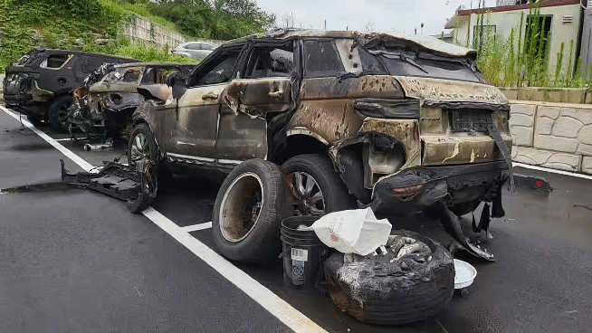 A씨는 올 초 재규어랜드로버 전주 서비스센터(위본 오토모티브)에 타이밍벨트 리콜 정비를 맡겼다가 차량이 전소되는 날벼락을 맞았다. 4대의 재규어, 랜드로버 차들이 모두 불에 탄 현장의 모습이다. 서인주 기자