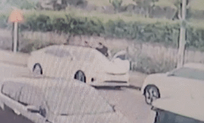 폭력행위 등 처벌에 관한 법률 위반(공동감금·공동상해), 특수협박 등의 혐의로 구속 송치된 30대 남성 A씨와 B씨가 피해자를 차량에 태우는 모습./영상제공=서귀포경찰서