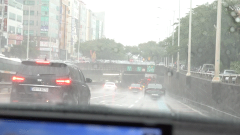 GPS 기반 앱미터기를 장착한 택시가 경남 김해시 한 지하차도로 들어가고 있다.