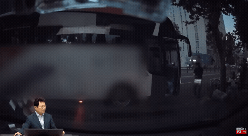 지난 8일 오후 7시쯤 부산 서면의 한 도로에서 차를 빼달라는 요청에 칠 것처럼 달려든 전세 버스 /영상=유튜브 채널 '한문철TV'