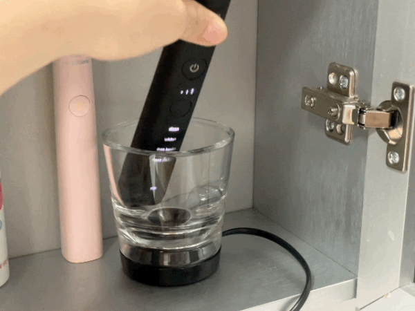 필립스 소닉케어 다이아몬드클린 9000 제품을 무선 충전컵에 거치하는 모습. ⓒ News1 이민주 기자