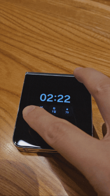 ‘갤럭시Z 플립5’ 커버 디스플레이를 통해 넷플릭스와 유튜브를 사용하는 모습. (영상=김정유 기자)