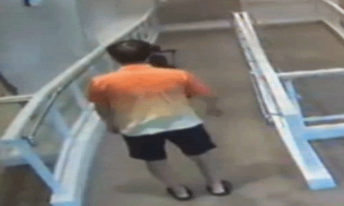 유모차에 탄 아이의 아버지로 보이는 한 중년남성이 유모차를 끌던 손을 내리막길 앞에서 놓아버렸다. / 영상=보배드림