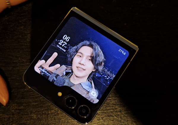 갤럭시Z플립5 커버 화면에서 바로 메시지를 전송하는 모습./사진=백유진 기자 byj@