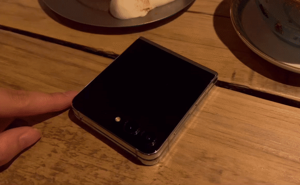 갤럭시Z플립5 커버 화면에서 위젯을 추가하는 모습./사진=백유진 기자 byj@