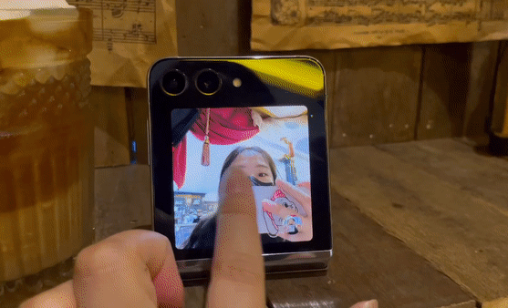 갤럭시Z플립5 커버 화면에서 카메라 기능을 사용하는 모습./사진=백유진 기자 byj@