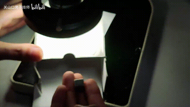 중국 화중과기대 연구진이 공개한 LK-99 결정 합성 연구 영상. 실험대 밑에 자석을 넣자 LK-99 샘플이 자기장을 밀어내며 똑바로 서는 모습이 담겼다. /화중과기대