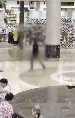 서현역 백화점에서 발생한 칼부림 사건 피의자 A(23) 씨. [온라인 커뮤니티]