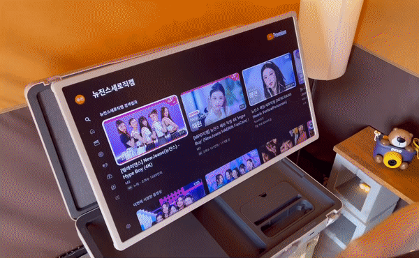 화면은 최대 90도까지 조절 가능하다. /사진=백유진 기자 byj@