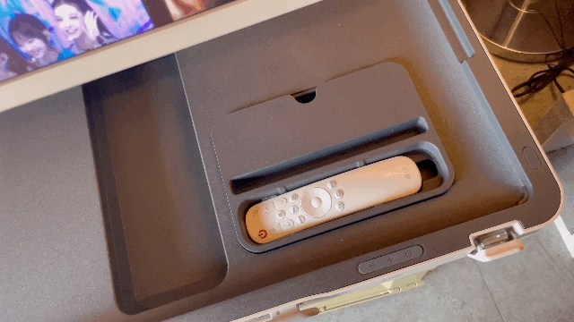 스탠바이미 고 모니터 아래에는 리모콘 등을 넣어둘 수 있는 보관함이 있다./사진=백유진 기자 byj@