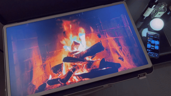 디지털 턴테이블을 설정한 뒤 노래를 재생하면 바늘이 자동으로 올라갔다./사진=백유진 기자 byj@