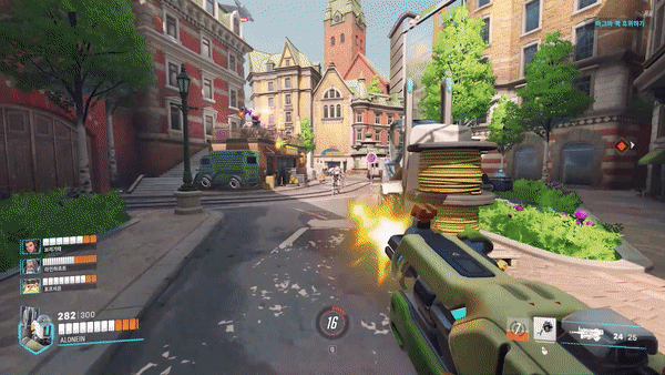 다리가 훼손된 널 섹터가 팔로 기어서 이용자에게 접근하고 있다.