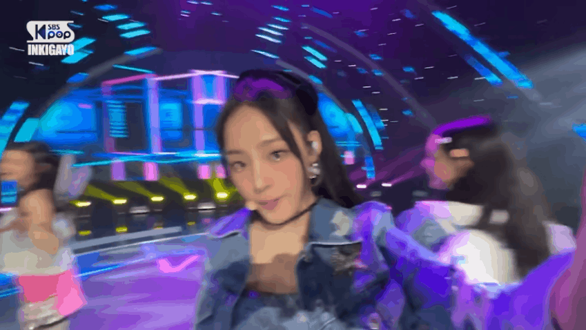 뉴진스는 신곡 SBS TV '인기가요' 무대에서도 애플의 최신 제품인 아이폰14프로를 들고 서로를 촬영하는 퍼포먼스를 선보였다. [SBS 인기가요 유튜브]