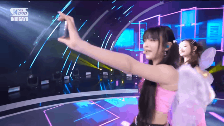 뉴진스는 신곡 SBS TV '인기가요' 무대에서도 애플의 최신 제품인 아이폰14프로를 들고 서로를 촬영하는 퍼포먼스를 선보였다. [SBS 인기가요 유튜브]