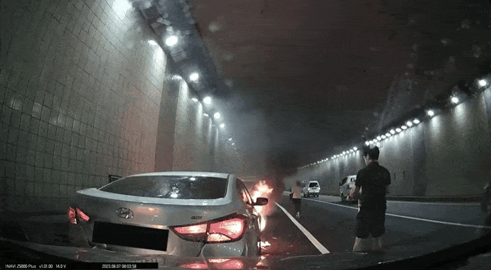 육아휴직 중인 송탄소방서 119구조대장 김광운 소방경이 지하차도 내 차량 화재를 진압하는 모습. [경기도소방재난본부 제공]