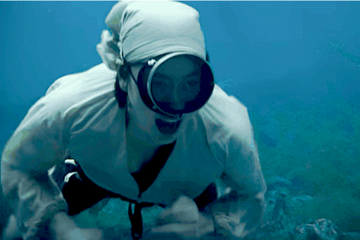 영화 '밀수'에서 해녀 출신 밀수 거래상으로 변신한 배우 김혜수. [영화 예고편]