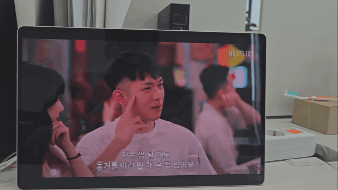 ‘갤럭시 탭S9 울트라’로 시청하는 넷플릭스 콘텐츠. (촬영=김정유 기자)