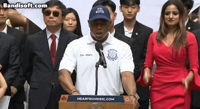 에릭 애덤스 뉴욕시장이 연설을 마친 후 태극기와 성조기를 흔들고 있다. /애덤스 시장 공식 SNS