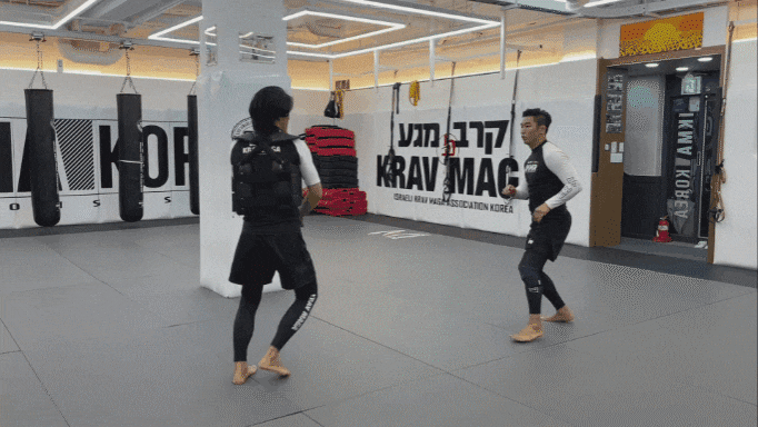 지난 12일 오후 6시쯤 김명화 대표가 크라브마가 기술을 이용해 흉기를 든 상대를 제압하는 동작을 시범하고 있다./전병수 기자