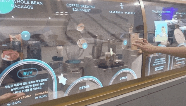 LG디스플레이는 한국디스플레이산업(K-디스플레이) 전시회에서 세계적 커피 체인점 스타벅스와 협업한 투명 OLED 매장용 콘셉트를 선보였다. (사진=지디넷코리아)