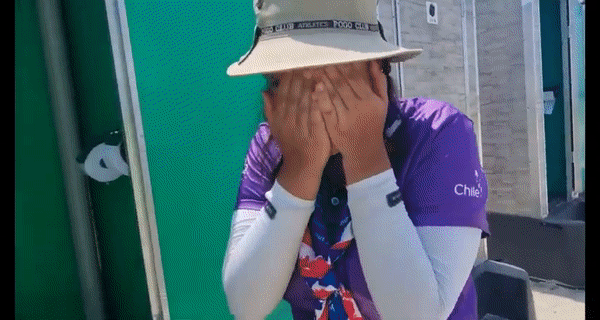 ‘2023 새만큼 세계 스카우트 잼버리 대회’ 야영장에 설치된 화장실을 본 여성 칠레 대원이 얼굴을 감싸고 있다. 유튜브 ‘Patio Scout’ 채널 영상 캡처