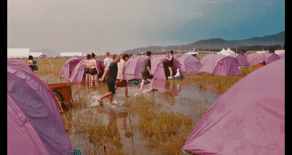 ‘2023 새만큼 세계 스카우트 잼버리 대회’ 야영장에 물이 차 대원들이 수레를 끌고 이동하고 있다. 유튜브 ‘Patio Scout’ 채널 영상 캡처