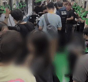 19일 낮 12시 20분쯤 서울 지하철 2호선 합정역에서 50대 남성이 흉기를 휘둘러 시민 2명이 다쳤다. /영상=인터넷 커뮤니티