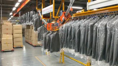 21일 코오롱인더스트리 FnC부문(코오롱FnC) 통합물류센터에서 옷이 레일을 따라 분류되고 있다. [코오롱FnC 제공]