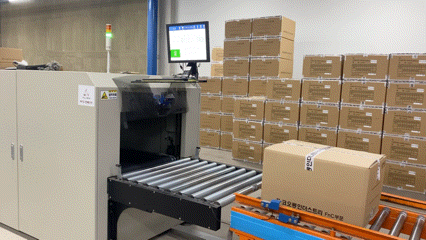 21일 코오롱인더스트리 FnC부문(코오롱FnC) 통합물류센터에서 상품이 RFID 게이트를 통과하고 있다. 신주희 기자