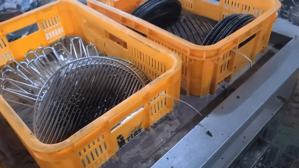 제주도 자치경찰단이 적발한 불판 세척업체 내부.[자료=제주도 자치경찰단]