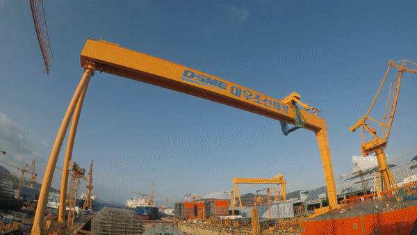한화오션 거제사업장 대형 골리앗 크레인 CI 교체 작업. 한화오션 제공