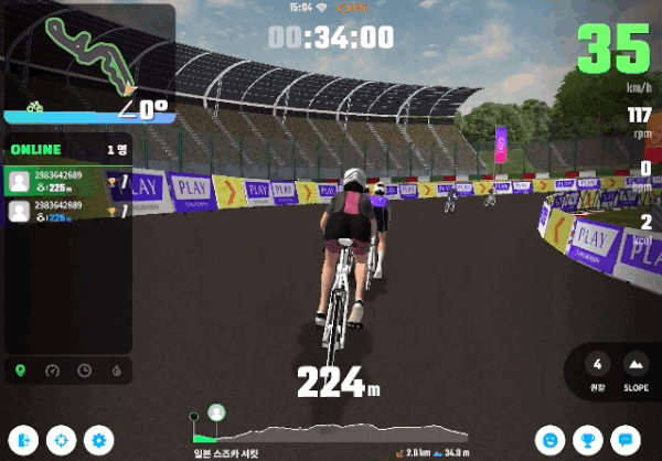 실내 자전거에 소노시즌 플레이 센서를 부착해 앱으로 메타버스 자전거를 타는 장면  ⓒ News1 이민주 기자