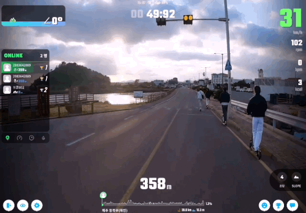 실내 자전거에 소노시즌 플레이 센서를 부착해 앱으로 메타버스 자전거를 타는 장면 ⓒ News1 이민주 기자