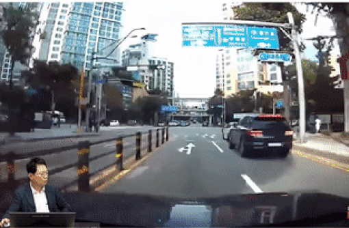 한 운전자가 지난달 18일 오후 6시쯤 경기도 부천시에 있는 한 교차로에서 차량 주행 중 우측으로부터 끼어든 전동 킥보드와 사고가 났다. 이 사고로 킥보드 운전자는 중상해를 입어 수천만원 상당의 합의금을 요구해 차량 운전자는 억울하다는 입장이다. [영상=유튜브 '한문철TV']