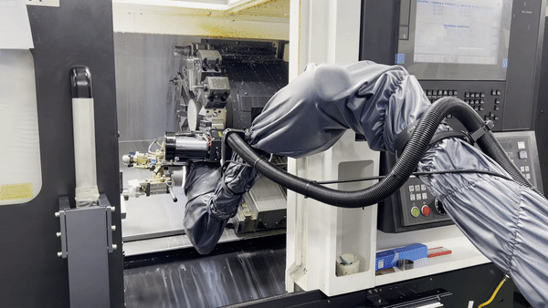 지난 29일 찾은 부산 기장군 정관신도시 우성정밀 공장에 설치된 두산로보틱스의 협동로봇. 기계에 소재를 넣고 빼내는 머신텐딩, 가공품의 외관을 세척하는 에어블로잉 등의 작업을 하고 있다. [김은희 기자]