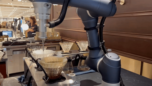 지난 27일 찾은 신세계백화점 강남점 7층 멤버스바 더 블랙에 설치된 두산로보틱스의 협동로봇. 핸드드립 커피를 내리고 있다. [김은희 기자]