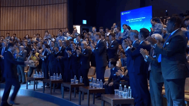 1일 충남 아산시 코닝정밀소재에서 열린 한국 투자 50주년 기념식에 참석한 이재용 삼성전자 회장이 축사 후 웬델 윅스 코닝 회장과 포옹하고 있다./영상=코닝 제공