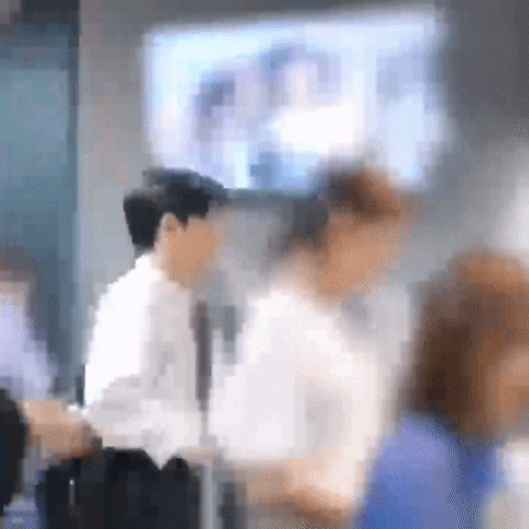 8월3일 엑소 공식 유튜브 채널에 올라온 ‘음악방송 비하인드’ 영상에서 서울 마포구 상암동 문화방송(MBC) 본사 건물 대기실에 서있던 도경수의 코에서 흰 연기가 뿜어져 나오는 장면이 포착됐다. 온라인 커뮤니티 갈무리