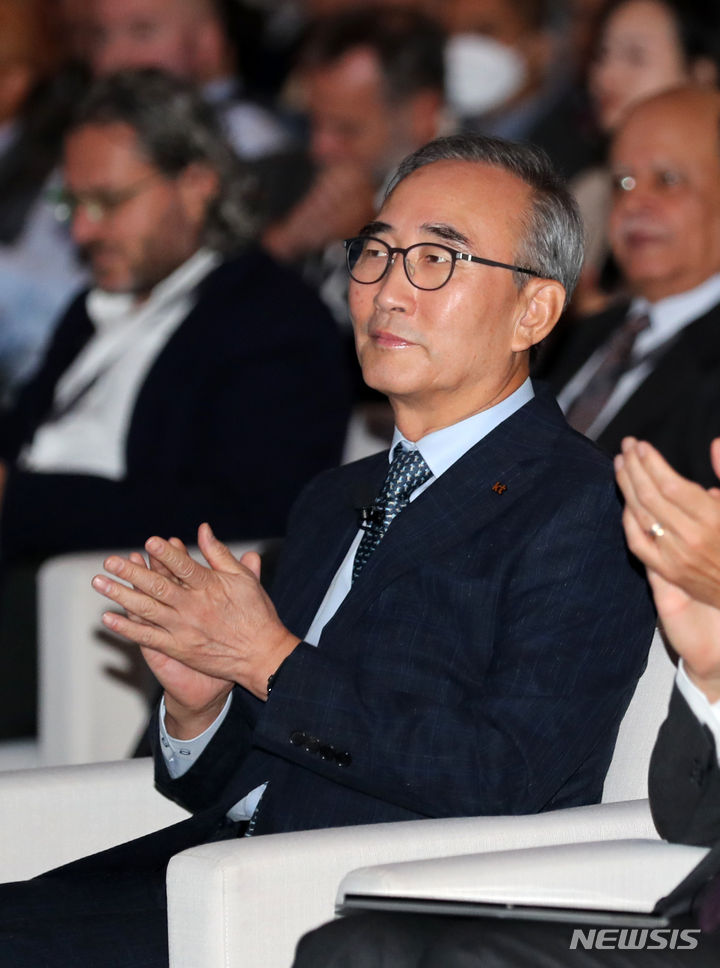 박수치는 김영섭 KT 대표