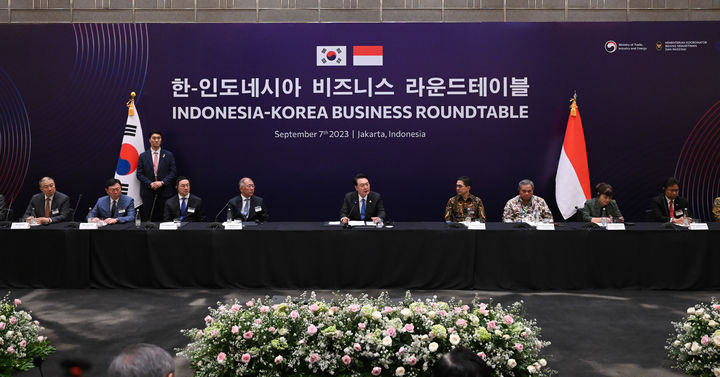 라운드테이블 이미지