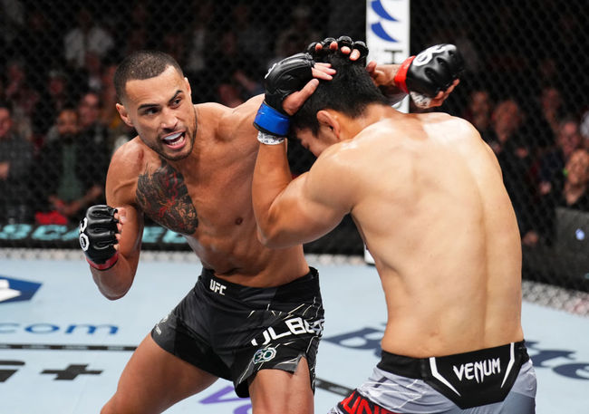 ‘역대급 업셋’ 션 스트릭랜드, 새 UFC 미들급 챔피언 등극... 정다운, 3연패 수렁