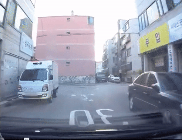 골목길 사각지대에서 서행을 하던 차량이 갑자기 튀어나온 자전거와 충돌하는 사고가 발생했다./사진=유튜브 '한문철 TV'