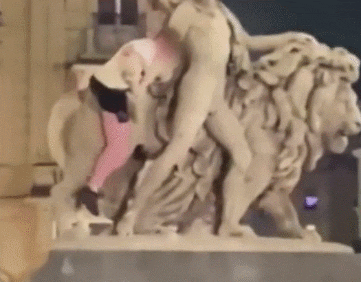술에 취한 관광객이 벨기에 브뤼셀 증권거래소 앞 조각상에 올라갔다가 일부분을 부러뜨리는 모습. /엑스(X·트위터)