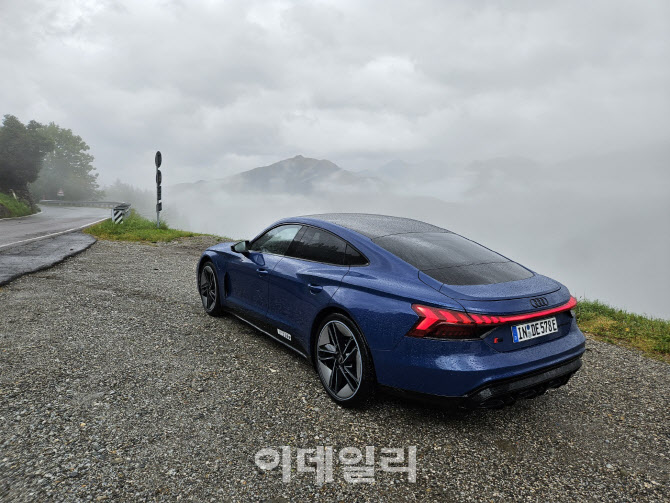 아우디 RS e-Tron GT, 폭우 속 알프스를 달리다[타봤어요]