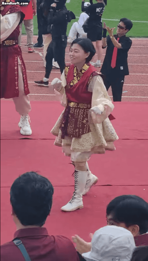 지난 9일 경기 고양시 일산 고양종합운동장에서 열린 ‘2023 정기 고려대학교·연세대학교 친선 경기대회’ 럭비 경기에서 응원단복을 입고 나와 같은 학번 교우들과 함께 응원동작을 선보이고 있는 임은정 검사. [이해동 SNS 갈무리]