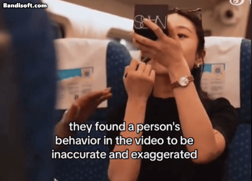 중국국가철로그룹이 지난 7월 게시한 객차 안 에티켓 영상 중 한 부분. 여성이 화장을 하다가 옆자리 승객에게 민폐를 끼친다는 내용이다. 영상이 공개되고 난 후 논란의 중심에 섰으며, 웨이보 등 중국의 각종 SNS에서 이 논란을 소재로 영상이 추가 제작되고 있다.[틱톡 캡처]