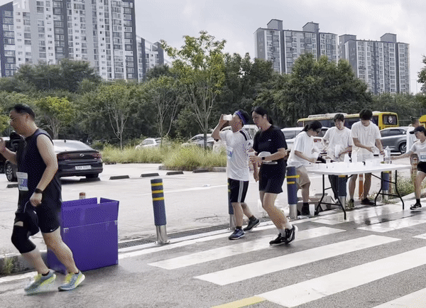 지난 17일 제17회 선사마라톤대회 제2급수대에서 수거함에 다회용컵을 버리는 참가자들. 주소현 기자