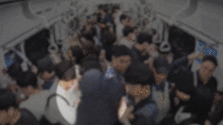 지난 9월 6일 서울 지하철 2호선 동대문역사문화공원역에서 을지로4가역으로 가는 전동차 안에서 흉기난동이 일어난 것으로 착각한 승객들이 피하다 18명이 다쳤다./서울 중부경찰서 제공