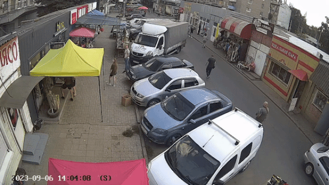 6일(현지시간) 우크라이나 동부 도네츠크주 코스티안티니우카의 도심 시장에 러시아군 미사일이 날아들어 어린이를 포함해 최소 17명이 사망하고 32명이 다쳤다. 볼로디미르 젤렌스키 우크라이나 대통령은 텔레그램에 당시 현장 폐쇄회로(CC)TV 화면을 공유하며 “공격받은 곳은 평범한 시장과 상점, 약국이었다. 아무 잘못도 하지 않은 사람들 다수가 다쳤다”고 밝혔다. 2023.9.6 젤렌스키 텔레그램